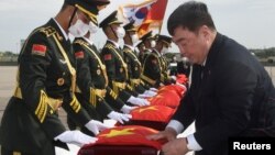 Đại sứ Trung Quốc tại Hàn Quốc, Hình Hải Minh, tại lễ bàn giao hài cốt binh sĩ Trung Quốc tại Sân bay Quốc tế Incheon ở Hàn Quốc vào ngày 16 tháng 9 năm 2022.