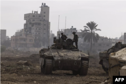 اسرائیل کی فوج کا کہنا ہے کہ اس سے غزہ میں بڑی حد تک اپنا کنٹرول قائم کر لیا ہے۔ تصویر میں اسرائیلی ٹینک وسطیٰ غزہ میں دکھائی دے رہے ہیں۔ فوٹو۔ اے ایف پی۔ 8 جنوری 2024