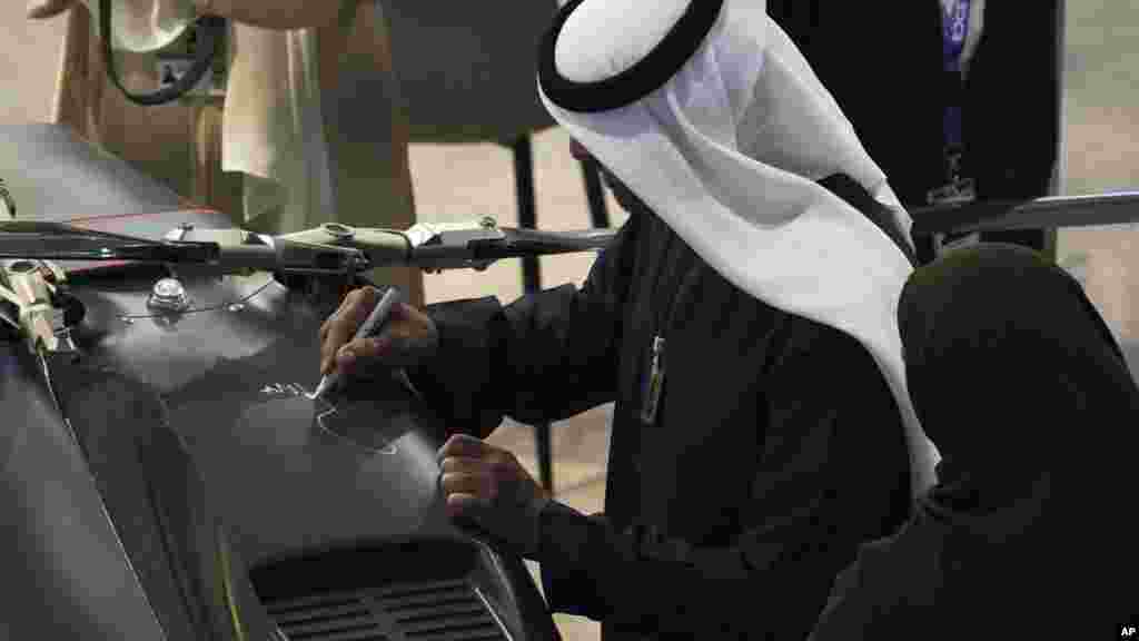 متحدہ عرب امارات کے صدر اور ابوظہبی کے فرماں روا شیخ محمد بن زید النہیان امارتی عسکری کمپنی کے ڈرون پر دستخط کر رہے ہیں۔