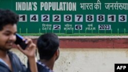 بھارت میں آبادی میں اضافے کو ظاہر کرنےوالی گھڑی ،فوٹو اے ایف پی