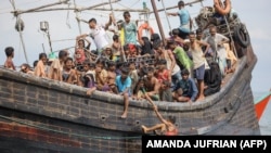 Người tị nạn Rohingya bị kẹt trên tàu chỉ được các cộng đồng gần đó cho nước uống là thực phẩm không cho cập đất liền tại Pineung, tỉnh Aceh ngày 16/11/2023.