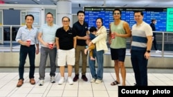 Nhà hoạt động Nguyễn Anh Tuấn (thứ 4, từ trái sang) và vợ con đến phi trường Pearson ở Toronta, Canada, vào ngày 31/5/2023.