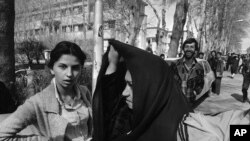 سماجی رضا کار عشا مومنی کے مطابق ایک وقت تھا جب ایران میں ایک ہی خاندان میں حجاب کرنے اور نہ کرنے والی خواتین ہوتی تھیں۔