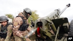Binh sĩ Ukraine khai hỏa trên chiến tuyến ở khu vực Kharkiv, Ukraine, Thứ Tư, ngày 5 tháng 10 năm 2022.