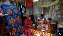 رام داس پور کے سیلابی ریلوں میں اپنا مکان بہہ جانے کے بعد جیول اور آرزو بیگم اپنے بچے کے ساتھ ڈھاکہ کی ایک کچی آبادی میں رہ رہے ہیں۔ 