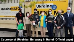 Một số người Việt đến Đại sứ quán Ukraine ở Hà Nội để thể hiện sự ủng hộ, 28/2/2022.
