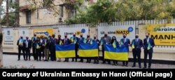 Một số đại sứ, trưởng phái đoàn ngoại giao ở Việt Nam thăm Đại sứ quán Ukraine ở Hà Nội, 28/2/2022.