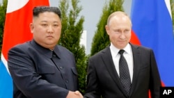 Lãnh tụ Triều Tiên Kim Jong Un và Tổng thống Nga Vladimir Putin năm 2019.