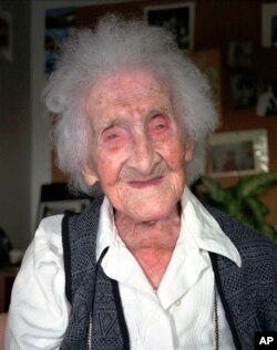 دنیا میں سب سے زیادہ عمر فرانس کی ایک خاتون جین کیلمنٹ نے پائی۔ ان کا انتقال 1997 میں 122 سال کی عمر میں ہوا تھا۔