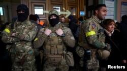 Những tình nguyện viên từ Anh tập trung ở nhà ga xe lửa chính ở Lviv, Ukraine, vào ngày 5/3/2022, trước khi lên đường ra tiền tuyến ở phía đông nước này để chống lại cuộc xâm lược của Nga. Các tình nguyện viên Mỹ đã được tuyển dụng cũng sẽ gia nhập vào quân đoàn quốc tế này.