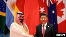 ولیعہد شہزادہ سلمان چین کے صدر شی سے مصافحہ کرتے ہوئے۔ فوٹو رائٹرز