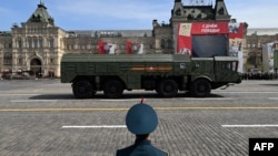 Xe chở tên lửa Iskander-M của Nga trong cuộc duyệt binh ở Moscow, 7/5/2022.