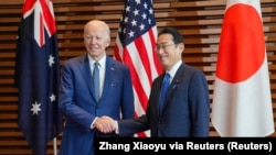 Thủ tướng Nhật Fumio Kishida bắt tay Tổng thống Mỹ Joe Biden tại văn phòng Thủ tướng ở Tokyo, ngày 24/5/2022. 