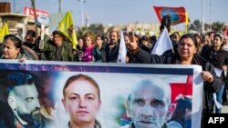 
شامی کردوں نے 25 دسمبر 2022 کو ایک احتجاج کے دوران تین مقتول کردوں کی تصاویر پر مشتمل ایک بینر پکڑا ہواہے جو پیرس میں ایک نسل پرست کے حملے میں ہلاک ہوگئے تھے۔ فوٹو اے ایف پی
