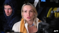 Bà Marina Ovsyannikova, đã chen vào sóng trực tiếp với tấm bảng “Đừng tin tuyên truyền. Họ đang dối gạt quý vị ở đây.” bị tòa án Ostankinsky ở Moscow phạt 30,000 rúp (280 đô la) vì vi phạm luật biểu tình, ngày 15/3/2022.