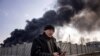  یوکرین کے علاقے کولینکا میں ایندھن کے ایک ذخیرے پر روسی حملوں کے بعدفضا میں اٹھتا ہوا دھواں : فوٹو اے ایف پی 25 مارچ 2022