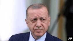 Tổng thống Thổ Nhĩ Kỳ Recep Tayyip Erdogan nhiều lần trực tiếp bày tỏ phản đối hồ sơ xin gia nhập NATO của Phần Lan và Thuỵ Điển.