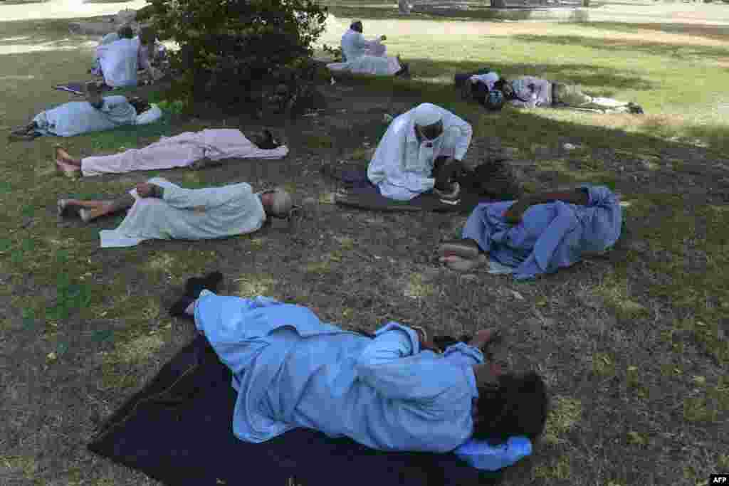&nbsp;کراچی میں درجہ حرارت چالیس ڈگری سے بڑھ چکا ہے۔ ایسے میں کچھ لوگ ایک پارک میں سائے میں آرام کر رہے ہیں۔