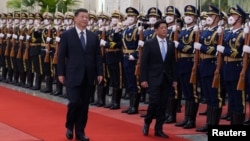 TƯ LIỆU - Chủ tịch Trung Quốc Tập Cận Bình và Tổng thống Philippines Ferdinand Marcos Jr duyệt binh danh dự trong lễ tiếp đón tại Đại lễ đường Nhân dân ở Bắc Kinh, Trung Quốc ngày 4 tháng 1 năm 2023.