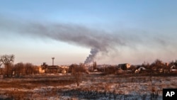 Khói lửa do pháo kích ở Soledar, vùng Donetsk, Ukraine, 8/1/2023. 