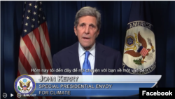 Đặc phái viên Tổng thống Mỹ về Biến đổi Khí hậu John Kerry. Photo: Chụp từ video do Đại sứ quán Hoa Kỳ đăng trên Facebook ngày 22/4/2022.