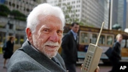 مارٹن کوپر اپریل 2003 میں سان فرانسسکو میں اپنے پہلے سیل فون کے ماڈل کےساتھ ، فائل فوٹو