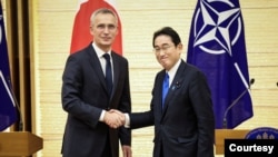 Tổng thư ký NATO Jens Stoltenberg và Thủ tướng Nhật Bản Fumio Kishida bắt tay sau khi tổ chức cuộc họp báo chung vào ngày 31/1/2023 tại Tokyo, Nhật Bản.