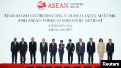 Bộ trưởng Ngoại giao Indonesia Retno Marsudi và các bộ trưởng ngoại giao của các nước Hiệp hội Các Quốc gia Đông Nam Á (ASEAN) chuẩn bị chụp ảnh tập thể trong hội nghị Hội đồng Điều phối ASEAN (ACC) lần thứ 32, Jakarta, Indonesia, ngày 3 tháng 2 năm 2023. 