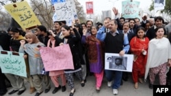 پاکستان میں صحافیوں پر حملوں کی تاریخ بہت پرانی ہے۔ انہیں عشروں سے الزامات۔ تشدد اور بعض صورتوں میں انہیں ہلاک بھی کیا جاتا رہا ہے۔