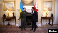Thủ tướng Anh Rishi Sunak (phải) tiếp Tổng thống Ukrainia Volodymyr Zelenskiy, tại London, ngày 8/2/2023.
