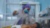  کابل کے ملالائی میٹرنٹی اسپتال کے انتہائی نگہداشت کے شعبے میں داخل ایک لاغر بچے کی طبی دیکھ بھال کی جا رہی ہے۔ 9 دسمبر 2021ء 