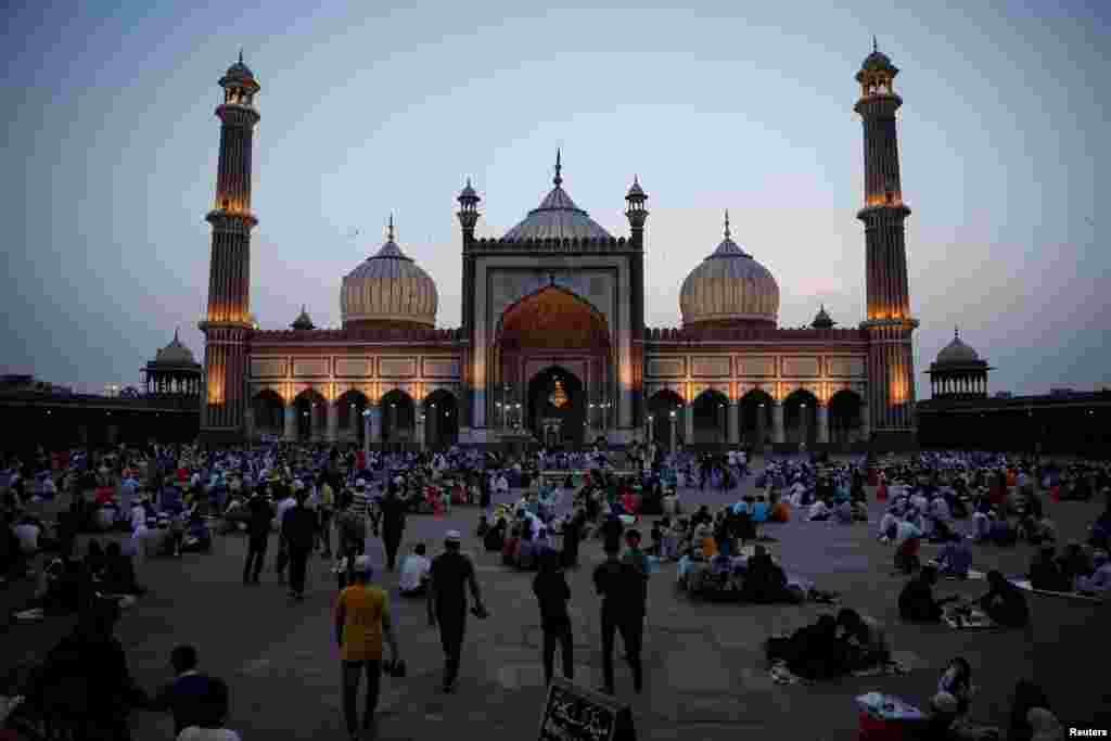 بھارت کے دارالحکومت نئی دہلی میں واقع جامع مسجد میں افطاری کا خصوصی اہتمام کیا گیا۔