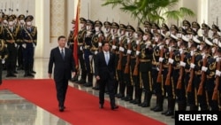 Chủ tịch Tập của Trung Quốc và Tổng thống Marcos của Philippines duyệt đội danh dự ở Bắc Kinh, 4/1/2023.