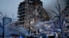 Tòa nhà chung cư ở Ukraine bị bắn nát trong vụ tấn công phi đạn của Nga