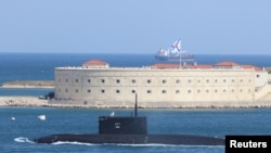 Tàu ngầm Nga Kolpino loại kilo diễn hành tại cảng Sevastopol, Crimea, thuộc Biển Đen, ngày 26/7/2020.