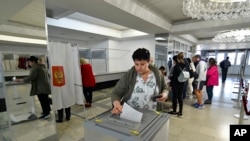 Cư dân thuộc hai vùng Luhansk và Donetsk do các phần tử đòi ly khai được Nga hậu thuẫn kiểm soát, hiện sống tại Crimea, bỏ phiếu trong cuộc trưng cầu dân ý tại Sevastopol, Crimea, ngày 23/9/2022.