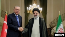  ترک صدر رجب طیب ایردوان اور ایرانی صدر ابراہیم رئیسی ایک نیو ز کانفرنس کے دوران، فائل فوٹو