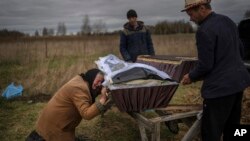 Một người mẹ Ukraine khóc con trai bị quân Nga giết hại ở Bucha, ngoại ô Kyiv, hồi tháng 3/2022.