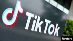 Logo của TikTok bên ngoài trụ sở chính ở Mỹ của công ty tại thành phố Culver, bang California.