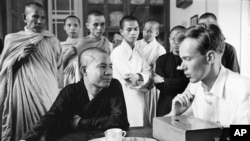 Phóng viên Malcolm Browne phỏng vấn hòa thượng Quảng Liên, phát ngôn viên chính của chùa Xá Lợi, ngày 27/6/1963.