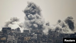 Khói bốc lên sau một cuộc không kích của Israel ở phía đông thành phố Gaza, ngày 27/7/2014.