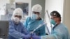Các bác sỹ ở Bệnh viện Providence Mission ở Mission Viejo, bang California đang đặt ống thở cho bệnh nhân Covid