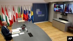 Tư liệu: Chủ tịch Hội đồng Châu Âu Charles Michel, trái, đàm phán trực tuyến với Thủ tướng TQ Lý Khắc Cường, trong một cuộc họp thượng đinh Trung-Âu ngày 22/6/2020. (Yves Herman, Pool Photo via AP)