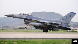 Chiến đấu cơ F-16 của Hoa Kỳ hạ cánh xuống Căn cứ Không quân Gwangju ở Hàn Quốc.