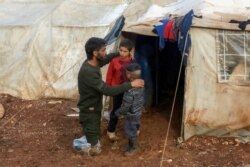 ترکی کی سرحد کے قریب موجود ایک شامی کیمپ کا منظر