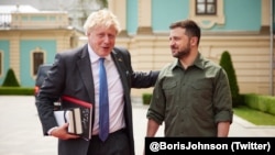 Thủ tướng Anh Boris Johnson bất ngờ đến thăm Kyiv ngày thứ Sáu và đưa ra lời đề nghị huấn luyện các lực lượng Ukraine.