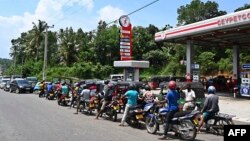 سری لنکا میں پیٹرول کی شدید قلت ہے اور اپنی گاڑی میں تیل ڈلوانے کے لیے گھنٹوں انتٖظار کرنا پڑتا ہے۔