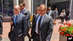 تھیرانوس کے سابق ایگزیگٹو رامیش سنی بلوانی (دائیں) سین ہوزے، کیلی فورنیا میں اپنے وکیل کے ساتھ ایک عدالت سے باہر آ رہے ہیں (7 جولائی 2022۔اے پی)

