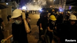 Cảnh sát Hong Kong sử dụng hơi cay trong cuộc đụng độ với hàng trăm người biểu tình, mà một số đã tràn vào được cơ quan lập pháp của thành phố rồi phá các bức ảnh cũng như vẽ lên tường.