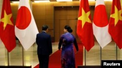 Thủ tướng Nhật Yoshihide và Chủ tịch Quốc hội Nguyễn Thị Kim Ngân tại Hà Nội hôm 19/10/2020. Phần lớn các công ty Nhật ở Việt Nam nói rằng họ muốn mở rộng sản xuất ở đây để giàm sự phụ thuộc vào Trung Quốc.